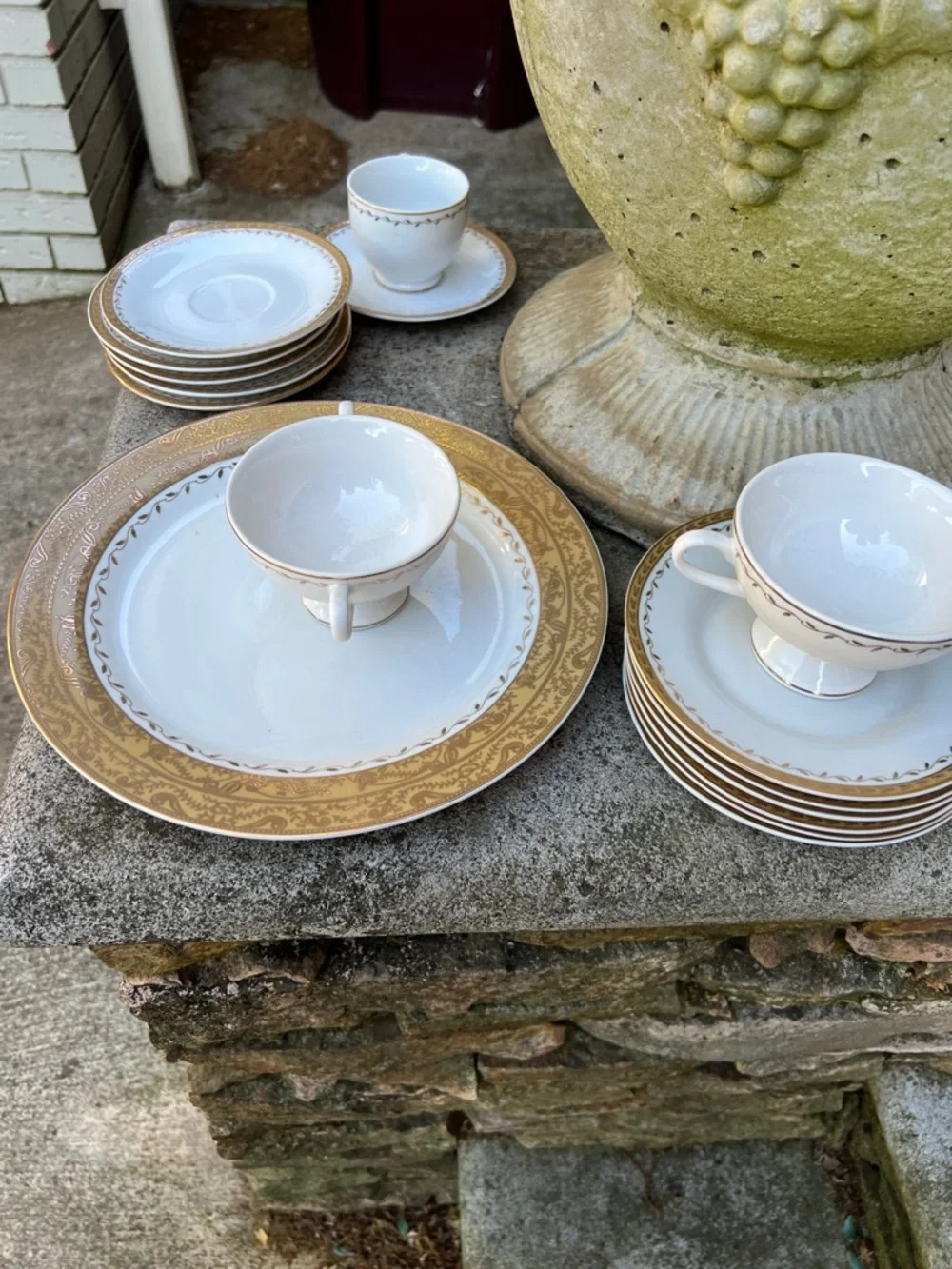 Mary Carol Classic China Gold-Trim Dinnerware Set - Elegant White and Gold